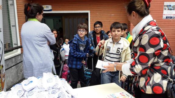 Reparto de bocadillos en el colegio San José de Basauri.