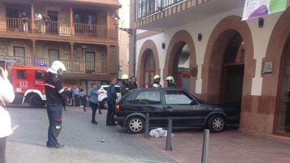 El coche ha atravesado uno de los arcos del Ayuntamiento.