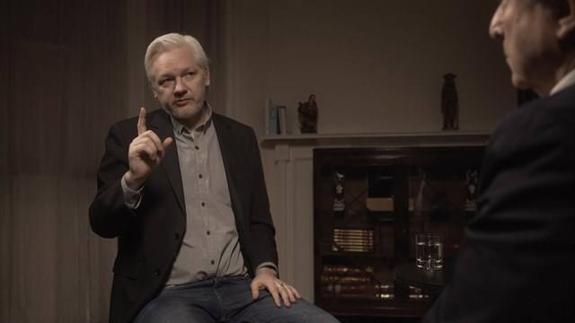 Julian Assange en una conversación con Iñaki Gabilondo. 