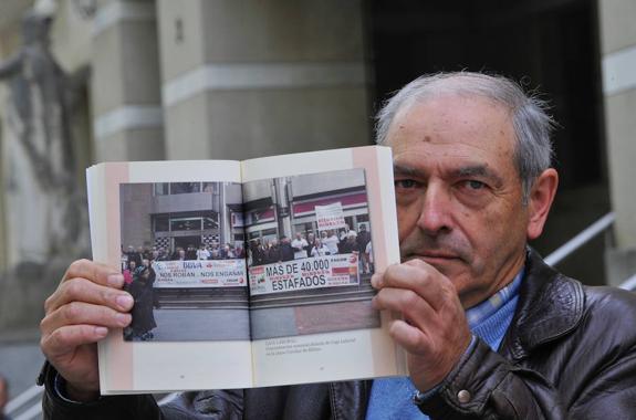 José Antonio Urrutia posa con su libro.