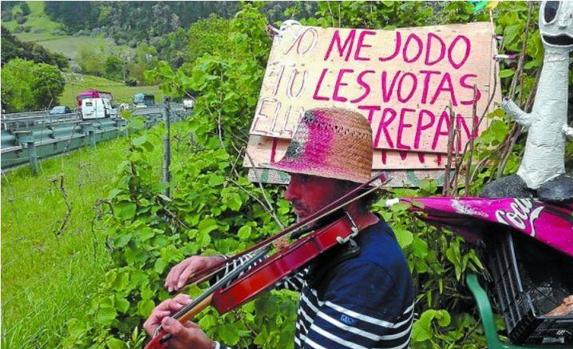 Esta es la peculiar protesta de Joseba.