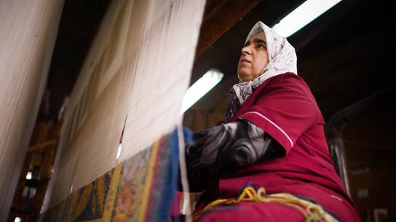 Una tejedora trabaja en una alfombra en el taller de Nino Parpulov, en Kostandovo. 
