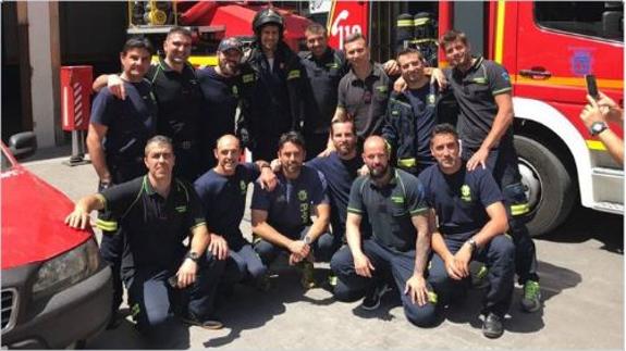 Djokovic, con los bomberos de Madrid.