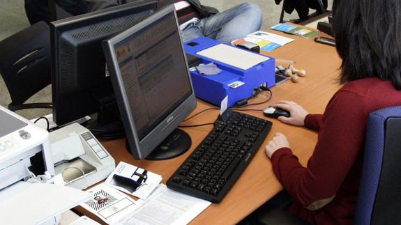 Una funcionaria, en una oficia de expedición del DNI. 