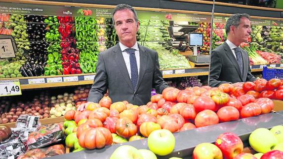 José Ramón Fernández de Barrena posa en la sección de frutería del BM de Alameda de Urquijo, el mayor del grupo en Bilbao.