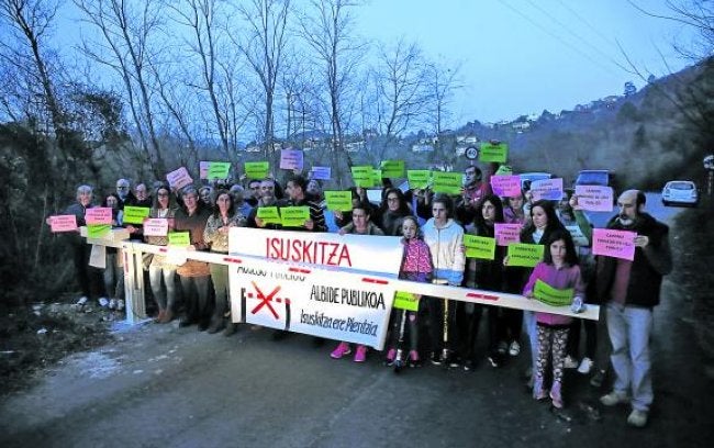 Protesta que realizaron los vecinos contra el cierre del vial. 