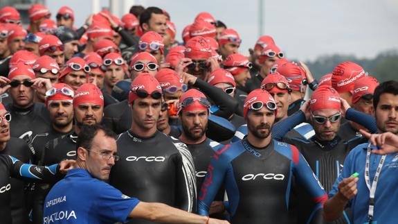 Los triatletas, el año pasado, antes de sumergirse en la ría.