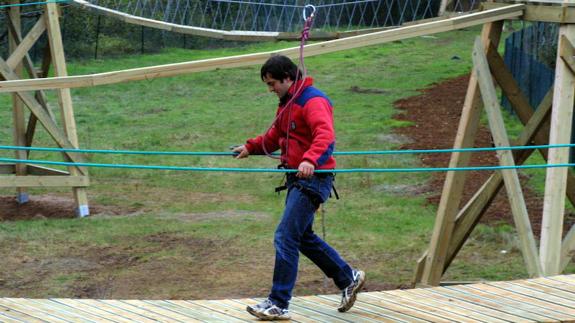 Puentes nepalíes y tibetanos formarán parte de las atracciones del parque de aventura.