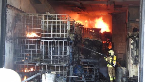 Un bombero trabaja en el interior de la nave afectada. 