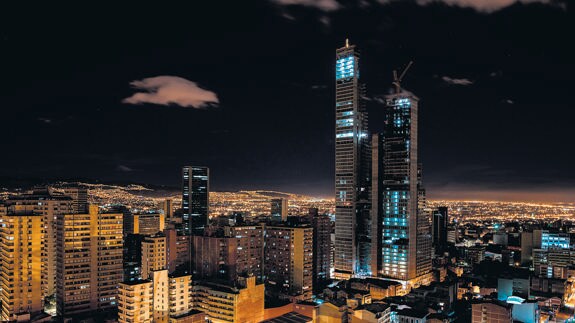 Imagen nocturna del centro de Bogotá, donde tienen su sede varias empresas vascas implantadas en Colombia.