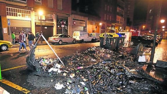 Cinco de los seis contenedores afectados por el fuego en el barrio de La Peña quedaron totalmente calcinados .
