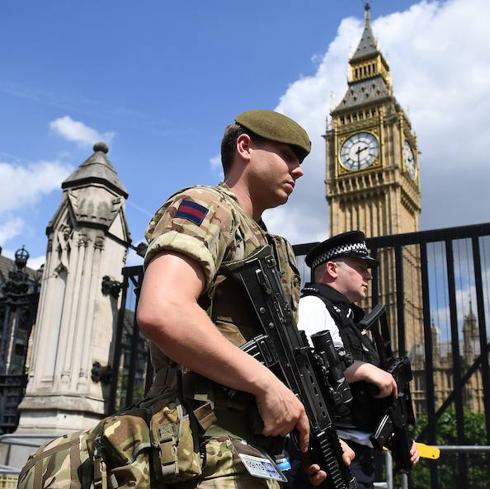 Un soldado patrulla junto a un policía en Londres.