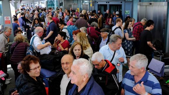La indignación era palpable entre los pasajeros de la Terminal 5 de aeropuerto de Heathrow. 