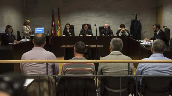 Los ertzainas acusados durante el juicio. 