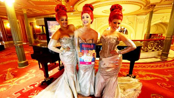 El musical narra las aventuras de tres 'drag queens'