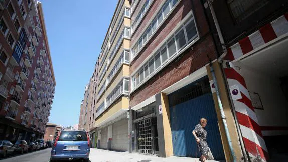 El edificio, que se va a derribar prácticamente entero, albergó en el pasado un gimnasio y un taller, entre otros negocios.