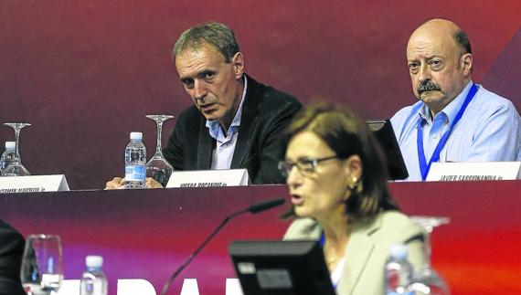 Amaia Gorostiza se dirige a los asistentes a la junta de accionistas. A la izquierda, Germán Albistegi, el candidato derrotado.