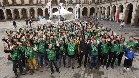 Los participantes en el maratón posan para la tradicional foto de familia.