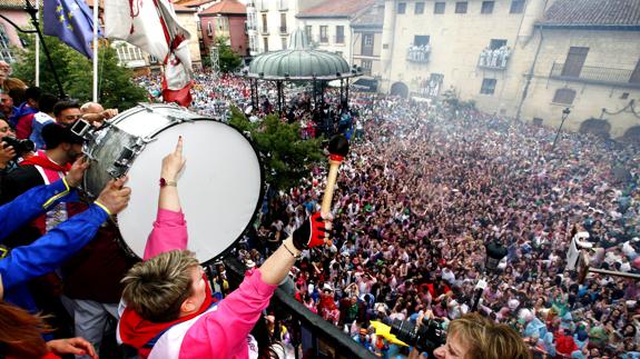 Con los brazos en alto, Juana María Terrazas se dirigió a la multitud junto a Gonzalo Pérez desde el balcón consistorial.