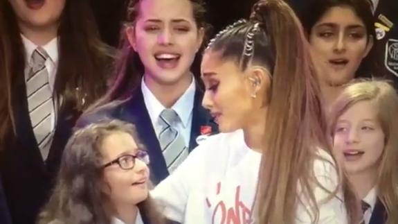 Ariana Grande, emocionada cuando cantaba junto a algunos de los niños heridos en su anterior concierto.