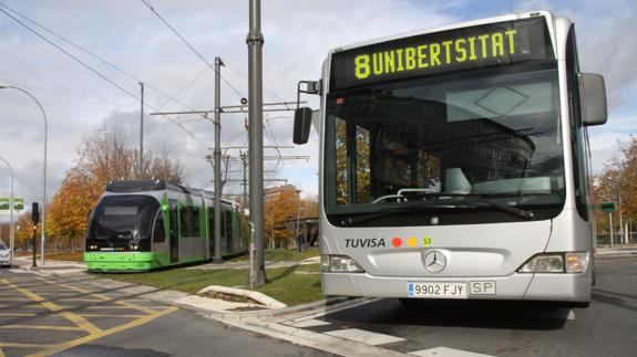 El tranvía y un autobús de Tuvisa coinciden a su paso por Portal de Foronda