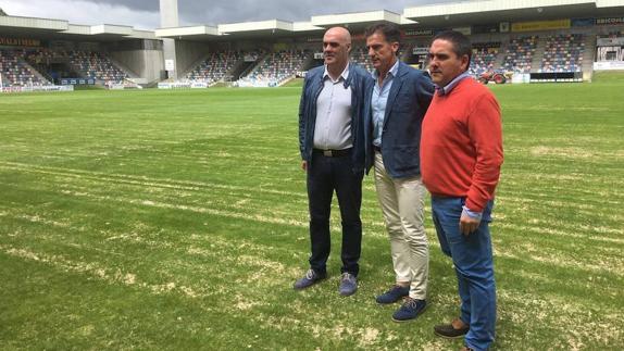 Aitor Larrazabal en la presentación como nuevo entrenador del Barakaldo.