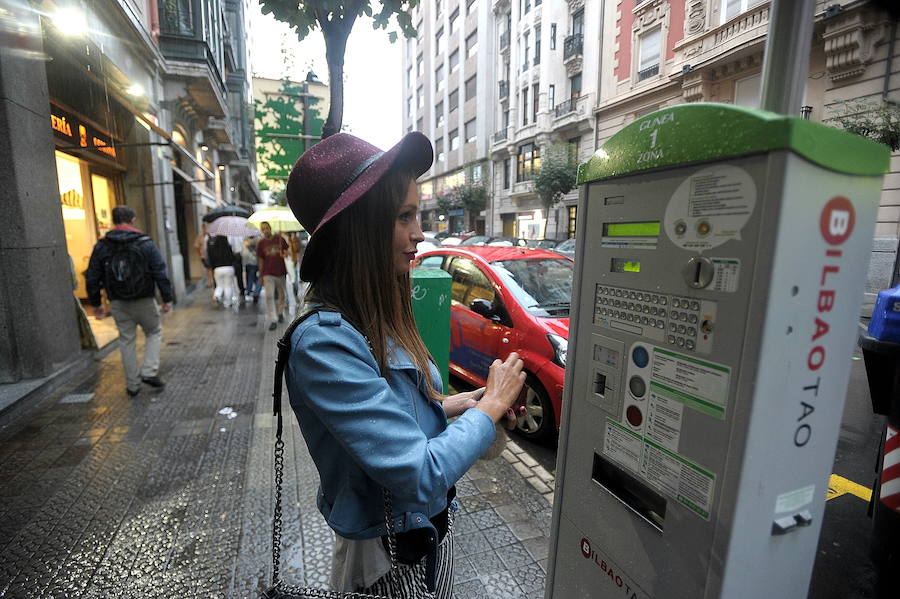 Una joven utiliza un parquímetro de la OTA de Bilbao.