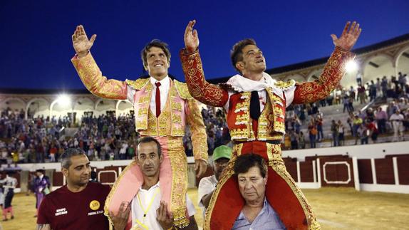 Julio y Manuel Benítez salen a hombros tras compartir cartel en la corrida del pasado domingo en la plaza de Antequera.