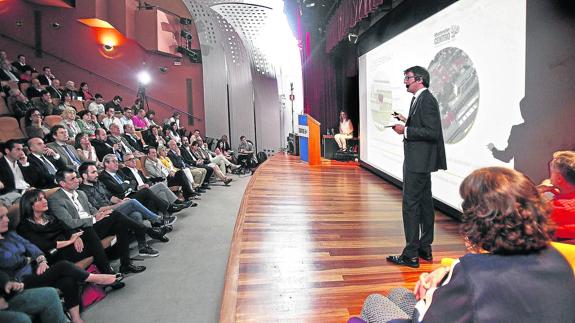 Urtaran, durante su presentación a agentes sociales, económicos y políticos de Vitoria. 