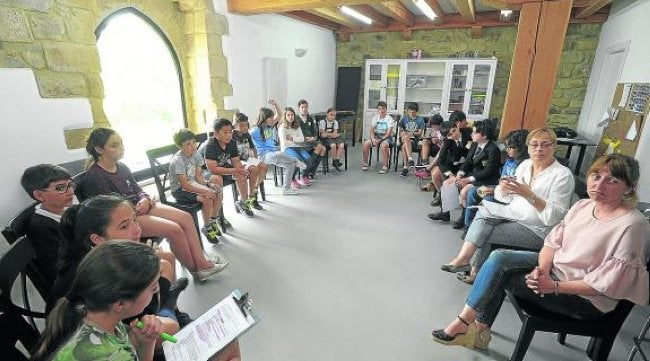 Los pequeños asesoran a la alcaldesa sobre temas que atañen a la infancia. 