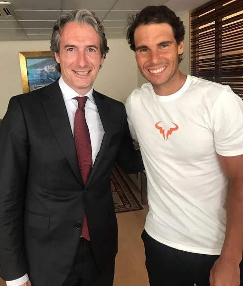 El ministro de Fomento y Nadal, durante su encuentro en Vitoria.