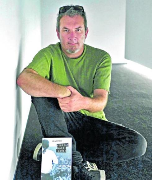 Jon Maia posa con el libro que presentó ayer en Ohianeder.