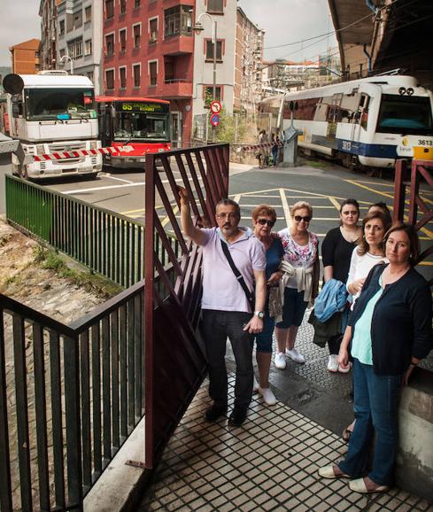 En Zorroza: «Hay dos colegios al otro lado. El niño entra en clase a las nueve y faltan 2 dos minutos, ¿qué haces? Pues cruzas»