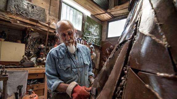 Lucas retoca una obra.