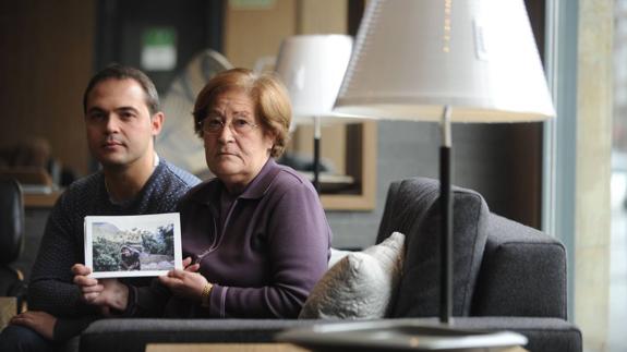 El hermano y la madre de Borja Lázaro muestran una fotografía de su familiar desaparecido. 