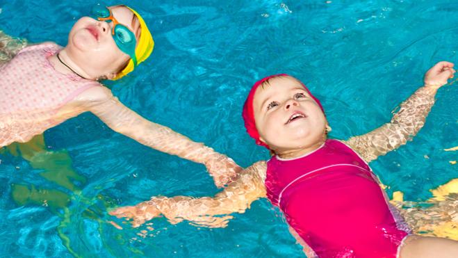 Seis razones por las que tu hijo debería aprender a nadar
