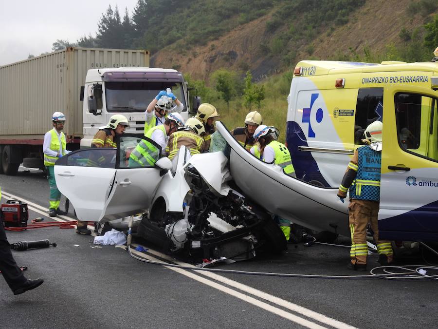 Los bomberos tratan de rescatar a la conductora.