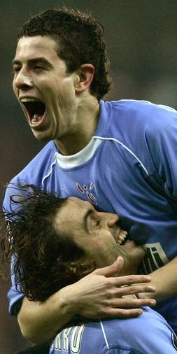 Los futbolistas del Athletic celebran un gol durante el partido de UEFA ante el Standard de Lieja, Santi ezquerro (izq) abraza a Asier del Horno (d). / Archivo