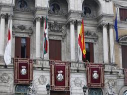 La izada de las banderas constitucionales en el Ayuntamiento de Bilbao./ ARCHIVO