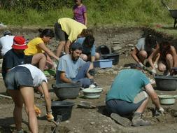 Arqueologos trabajando en el yacimiento de Iruña Veleia./ ARCHIVO