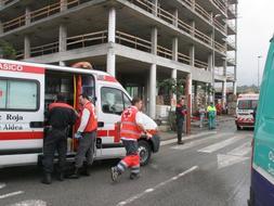 Varias ambulancias se han trasladado al lugar del accidente. / Luis Calabor