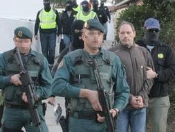 La Guardia Civil escolta al presunto miembro de los GRAPO detenido en Ortuella. / Foto y vídeo: Luis Calabor
