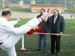 Iñaki Azkuna ha inaugurado el campo. / Jordi Alemany