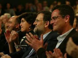 El candidato del PP a la Presidencia del Gobierno, Mariano Rajoy, rodeado por los líderes de su partido en el País Vasco en el teatro Ayala de Bilbao. /El Correo