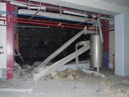 DESTROZOS. El artefacto provocó serios daños en las instalaciones de este periódico, en Zamudio/ Luis Calabor
