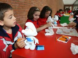 Unos niños pintan sus pitufos en Bilbao. /Luis Ángel Gómez
