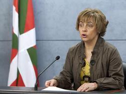 La portavoz del Gobierno vasco en funciones, Miren Azkarate, durante la rueda de prensa que ofreció hoy en Vitoria para resumir los acuerdos adoptados en la reunión del consejo del Ejecutivo. / EFE