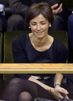 La concejal bilbaína y esposa del nuevo lehendakari sonríe desde la tribuna de invitados del Parlamento. / EFE