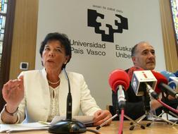 La consejera de Educación, Isabel Celaá y el rector de la UPV, Iñaki Goirizelaia, durante la presentación del proyecto del Parque Científico de Leioa. /Telepress