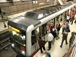Usuarios del metro esperan para montarse en una unidad./ Archivo